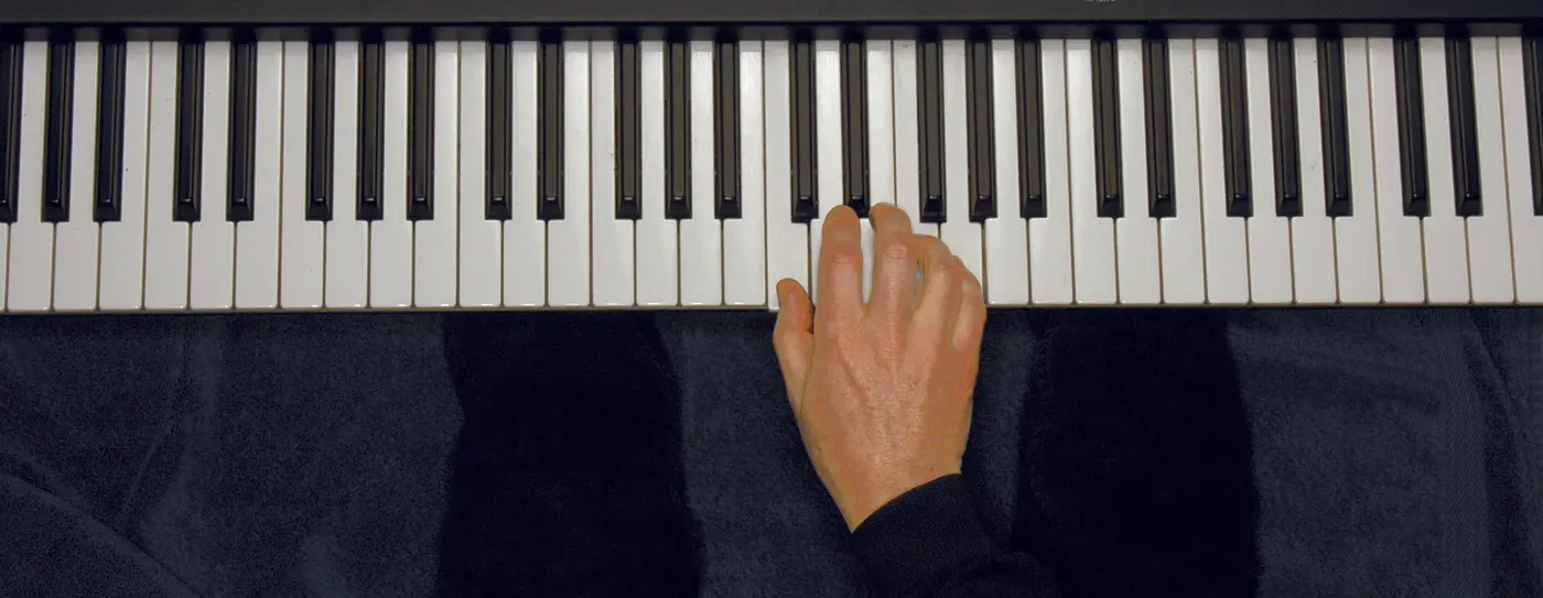 Csus4 chord played on a piano — hand position on the keys