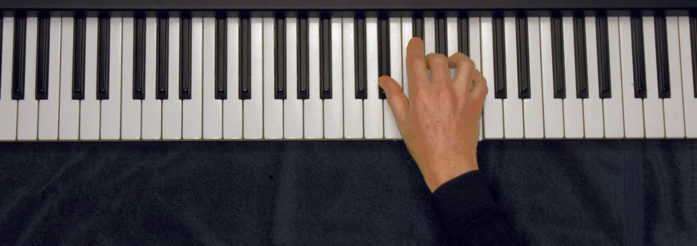 Ebm chord played on a piano — hand position on the keys